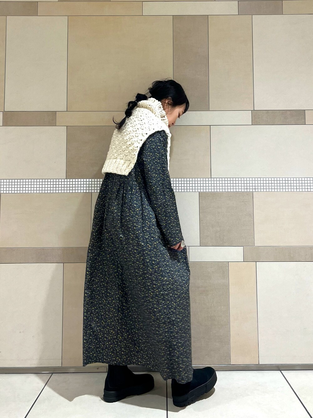 ブルー系のワンピース、ホワイト系のネックウォーマー/スヌードを着用したレディースの冬コーディネートの4枚目の写真