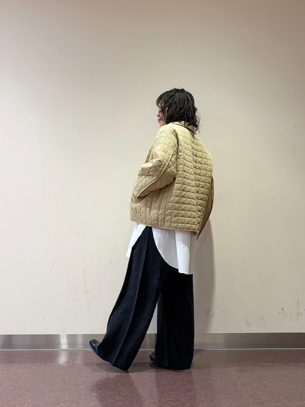 ブラック系のその他パンツ、ホワイト系のシャツ/ブラウス、ブラック系のベストを着用したレディースの冬コーディネートの6枚目の写真