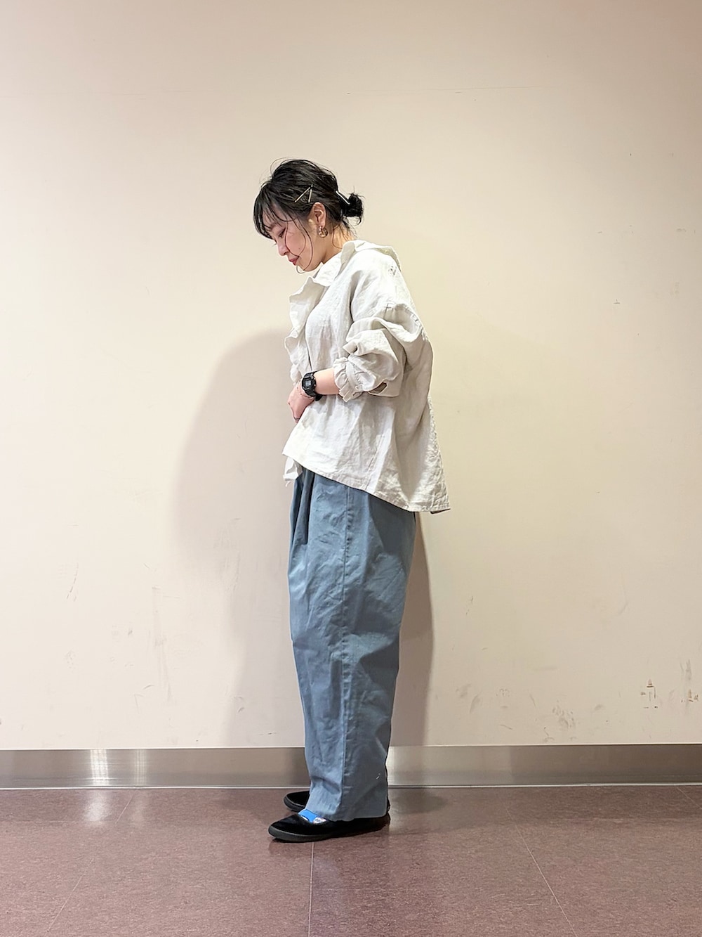 ブルー系のその他パンツ、グレー系のシャツ/ブラウスを着用したレディースの春コーディネートの6枚目の写真