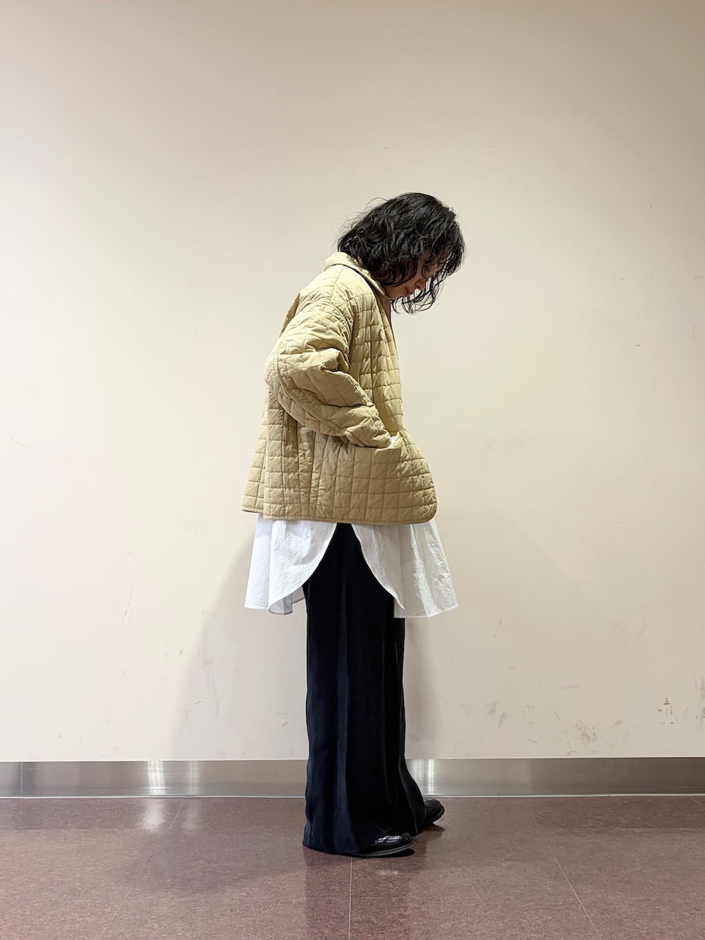 ブラック系のその他パンツ、ホワイト系のシャツ/ブラウス、ブラック系のベストを着用したレディースの冬コーディネートの5枚目の写真