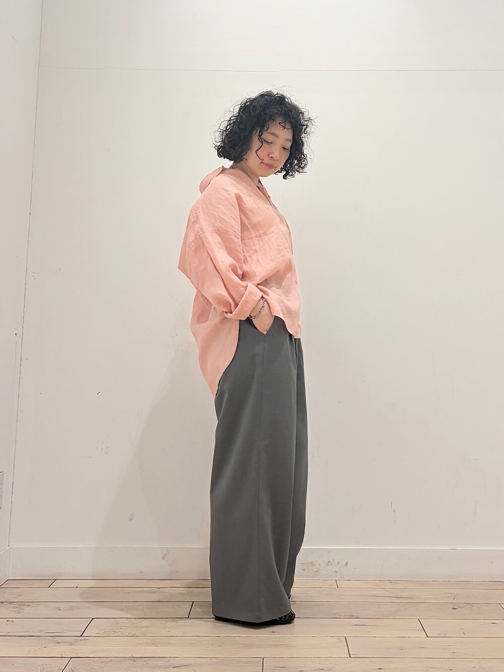 グレー系のその他パンツ、ピンク系のシャツ/ブラウスを着用したレディースの春コーディネートの3枚目の写真