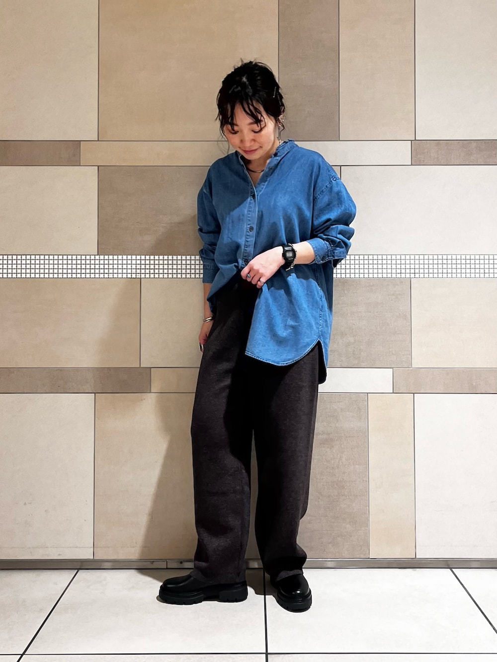ブラウン系のその他パンツ、ブルー系のシャツ/ブラウスを着用したレディースの秋コーディネートの3枚目の写真