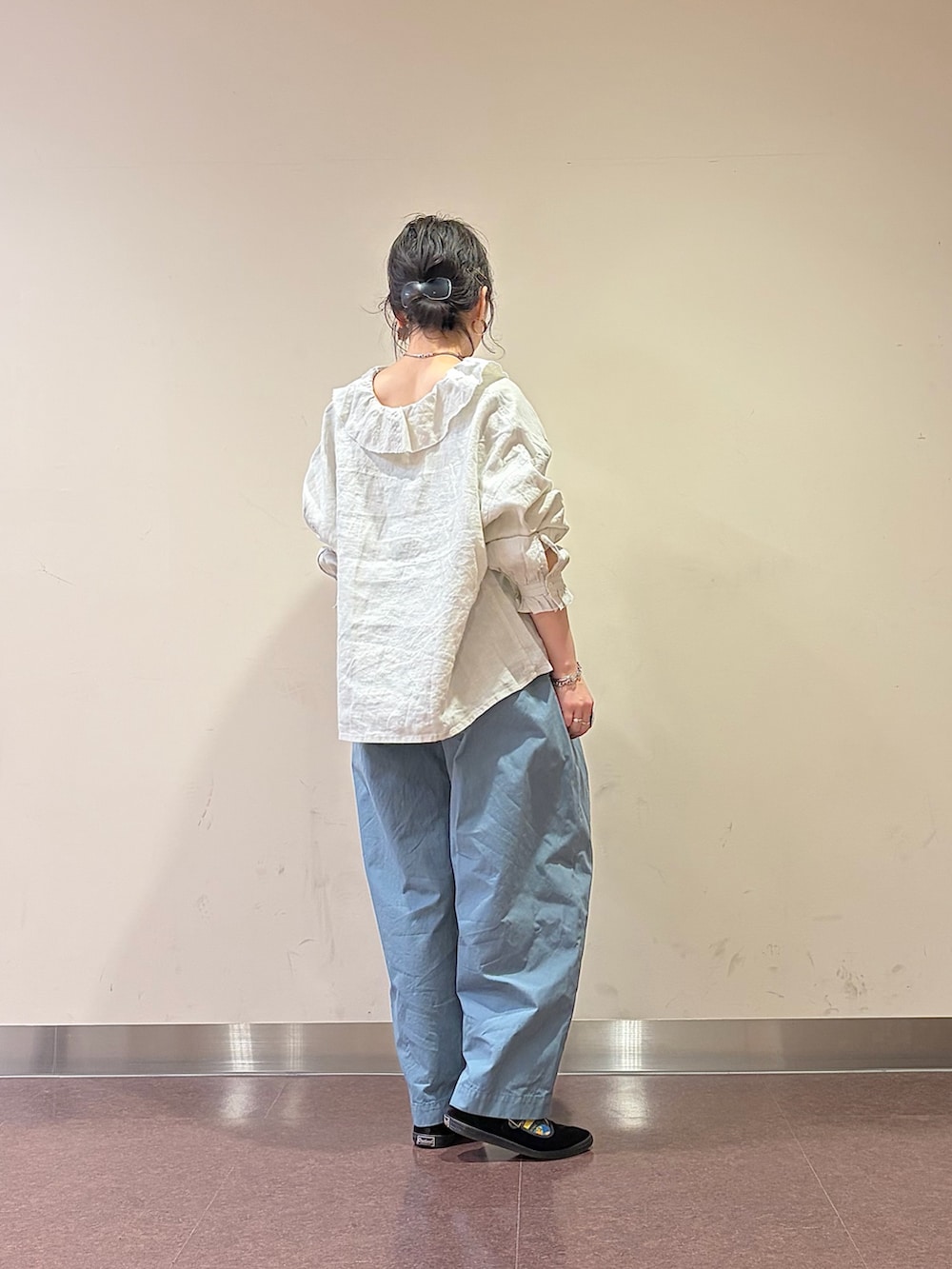 ブルー系のその他パンツ、グレー系のシャツ/ブラウスを着用したレディースの春コーディネートの5枚目の写真