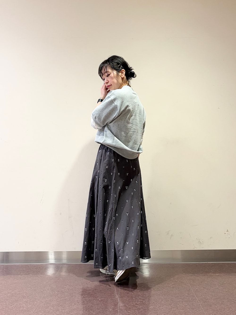 グレー系のスカート、ブルー系のスウェットを着用したレディースの春コーディネートの6枚目の写真