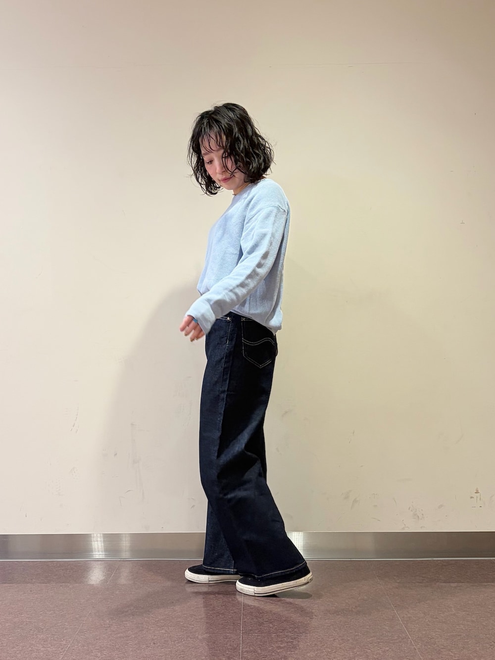 ブルー系のデニムパンツ、ブルー系のニット/セーターを着用したレディースの冬コーディネートの3枚目の写真