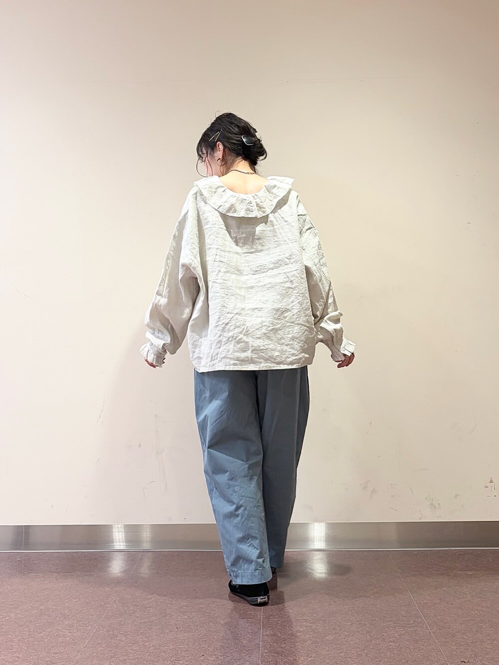 ブルー系のその他パンツ、グレー系のシャツ/ブラウスを着用したレディースの春コーディネートの7枚目の写真