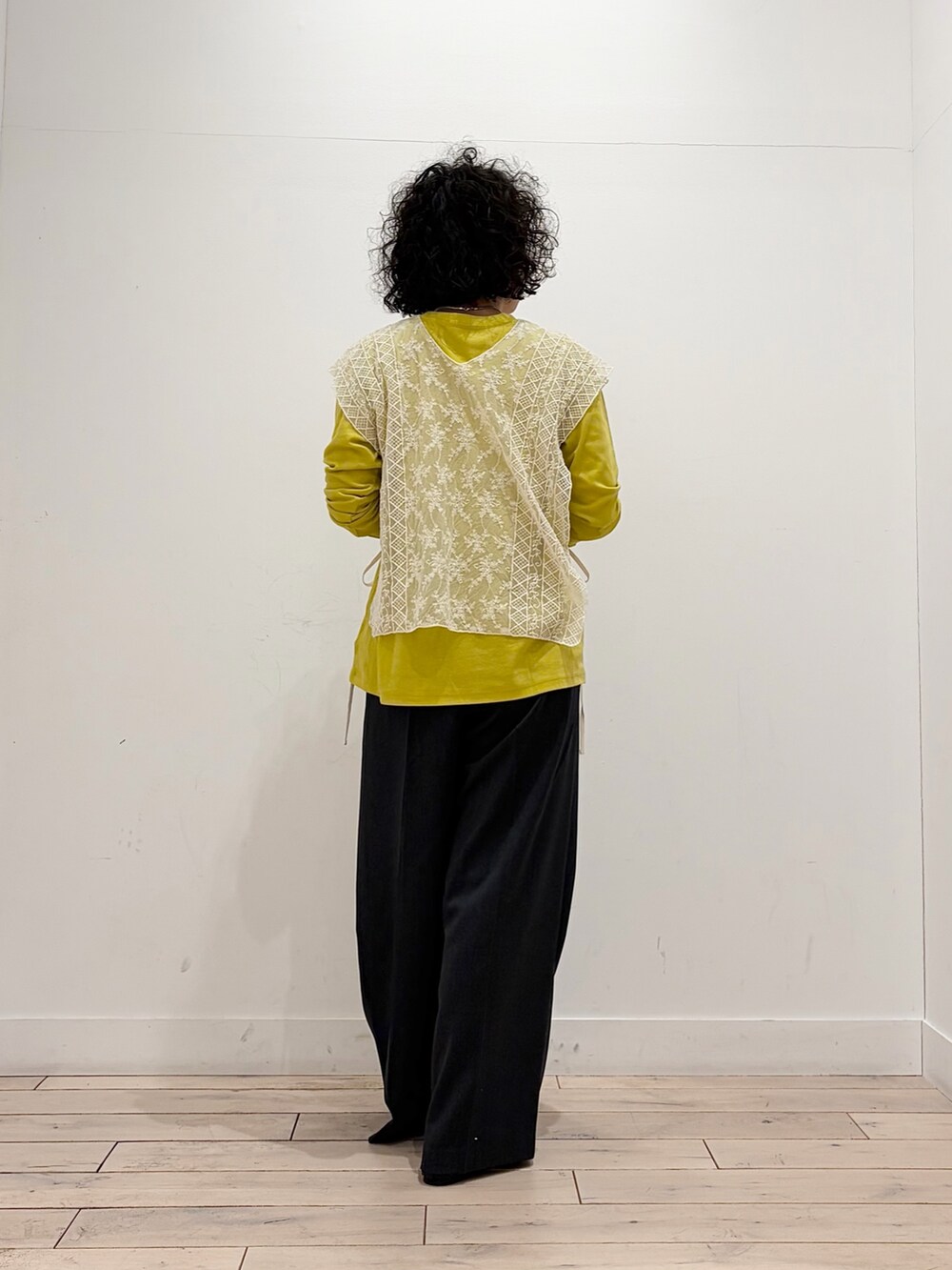 ブラック系のサンダル、イエロー系のTシャツ/カットソー、ベージュ系のストール/ショールを着用したレディースの春コーディネートの7枚目の写真