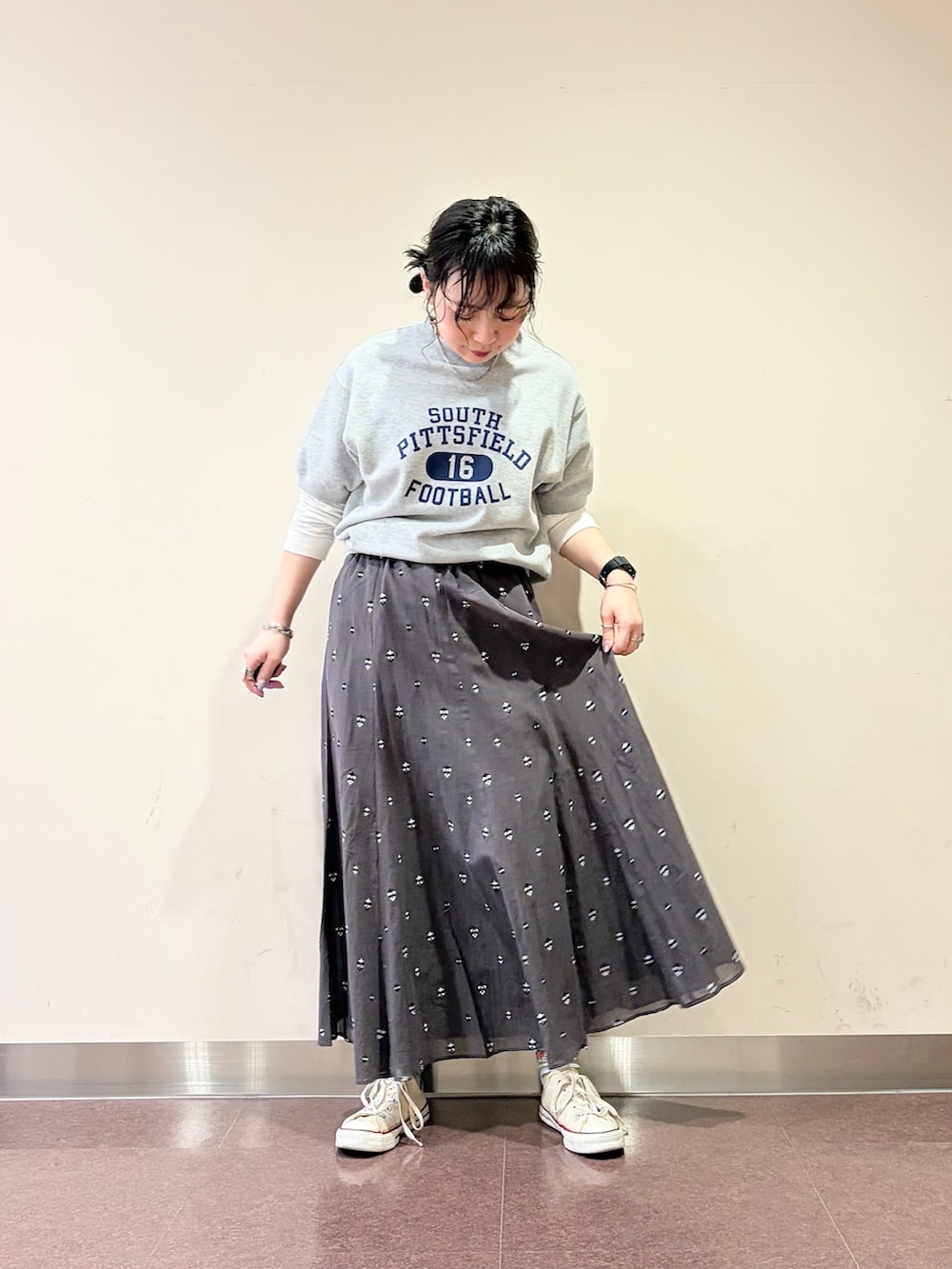 グレー系のスカート、ブルー系のスウェットを着用したレディースの春コーディネートの3枚目の写真