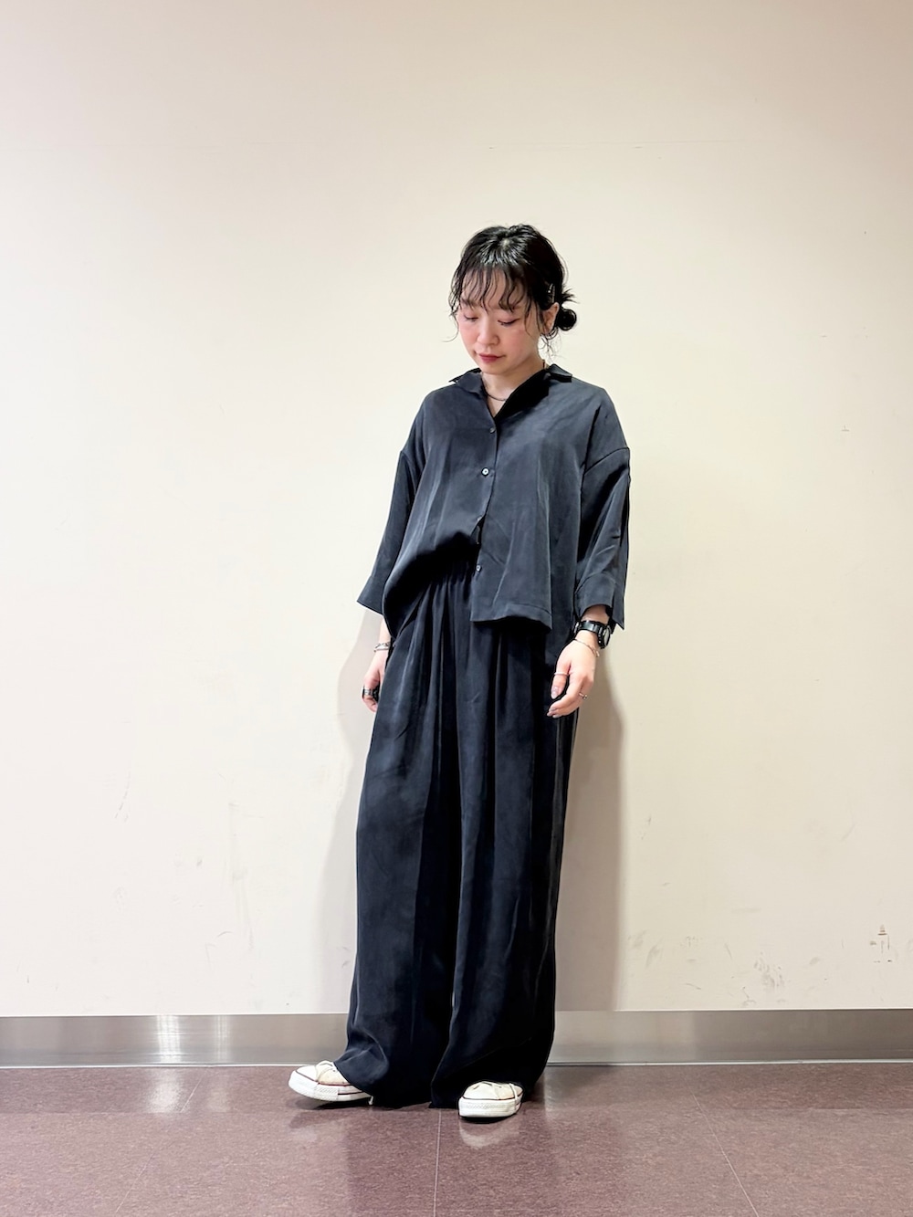 ブルー系のその他パンツ、ブルー系のシャツ/ブラウスを着用したレディースの春コーディネートの4枚目の写真