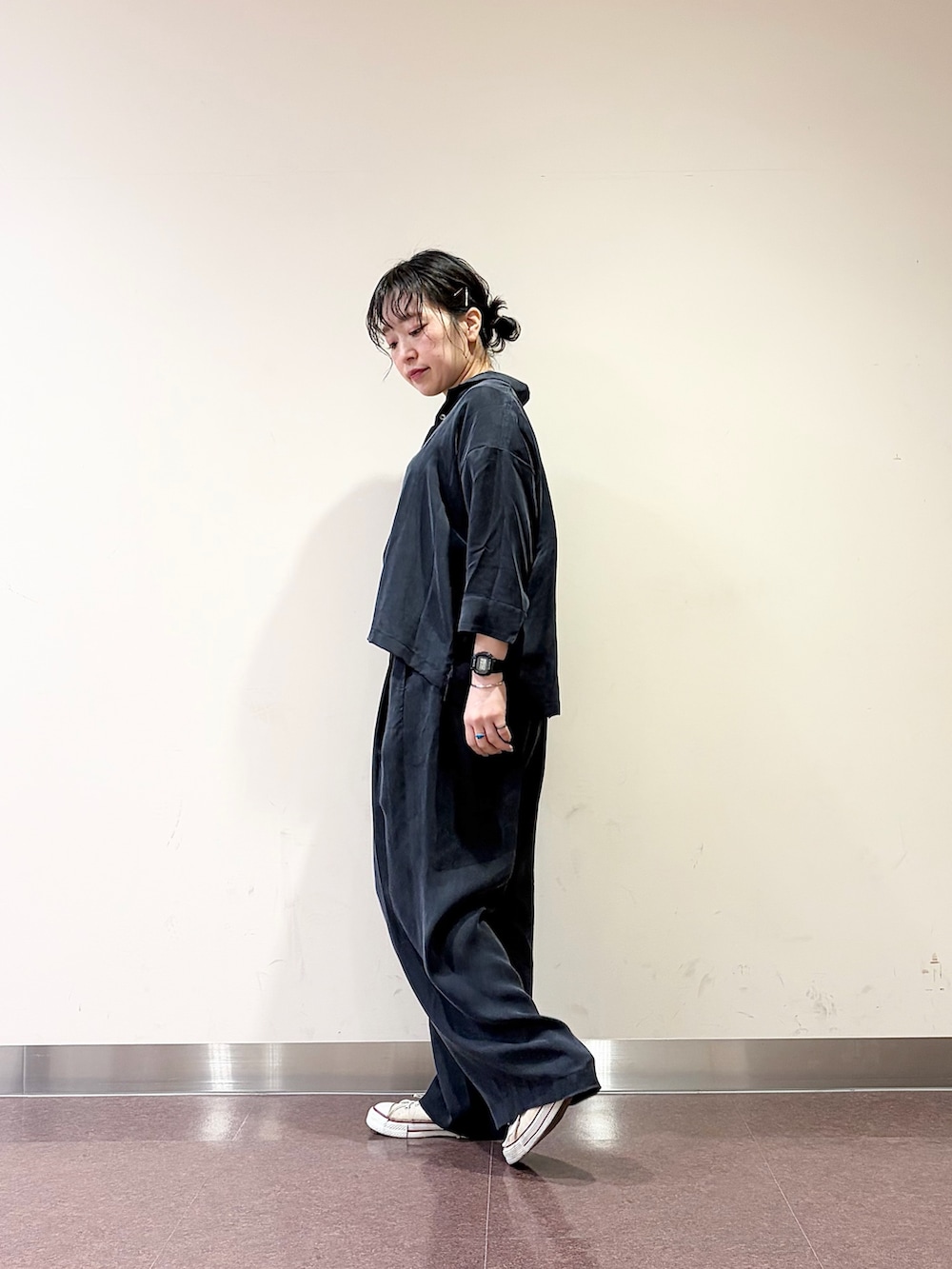 ブルー系のその他パンツ、ブルー系のシャツ/ブラウスを着用したレディースの春コーディネートの5枚目の写真