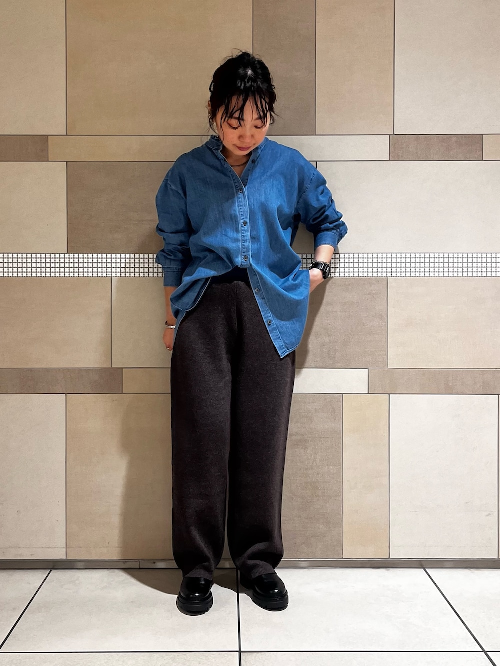 ブラウン系のその他パンツ、ブルー系のシャツ/ブラウスを着用したレディースの秋コーディネートの2枚目の写真