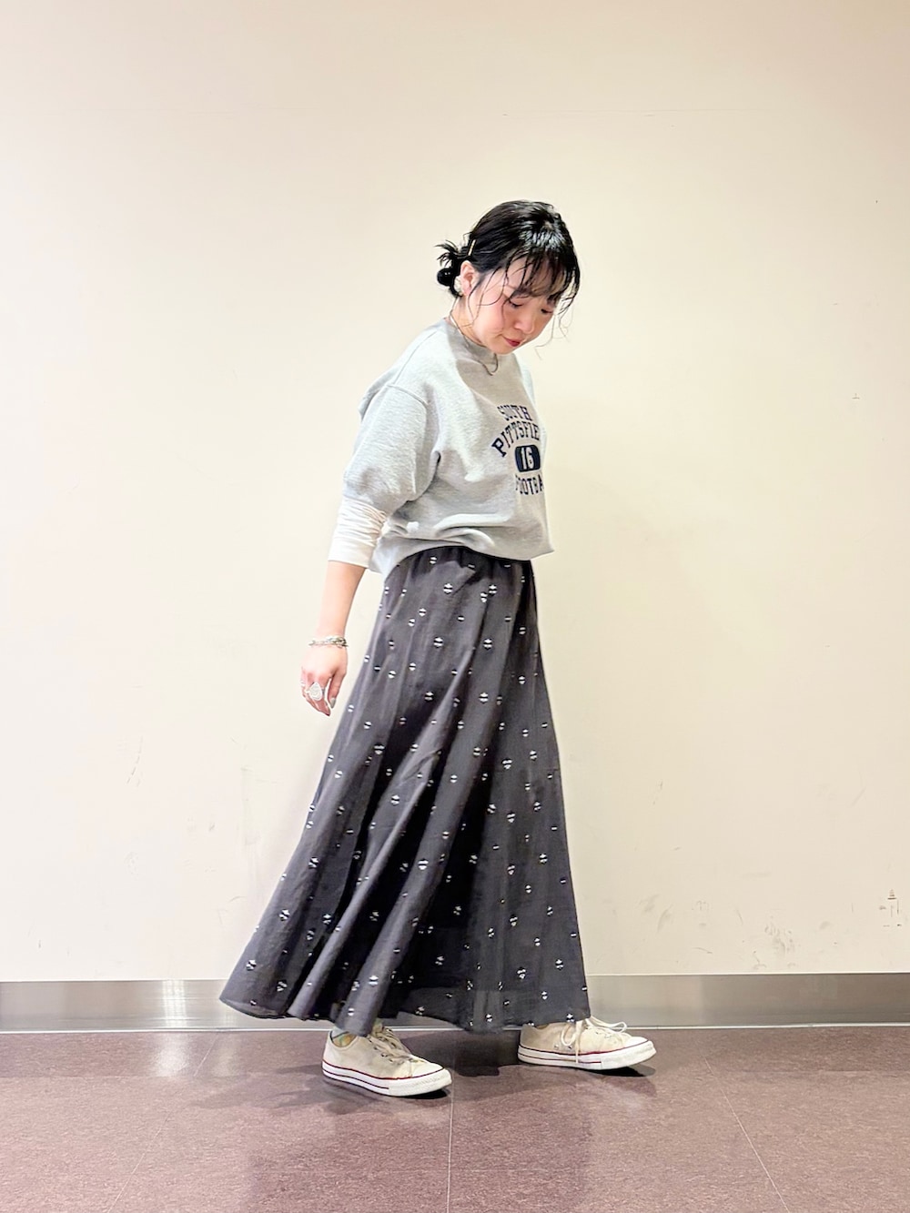 グレー系のスカート、ブルー系のスウェットを着用したレディースの春コーディネートの4枚目の写真