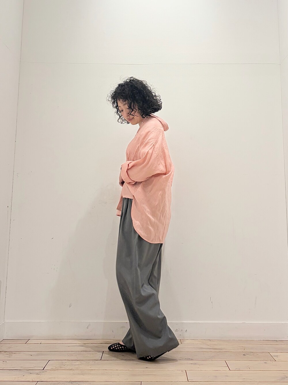 グレー系のその他パンツ、ピンク系のシャツ/ブラウスを着用したレディースの春コーディネートの6枚目の写真