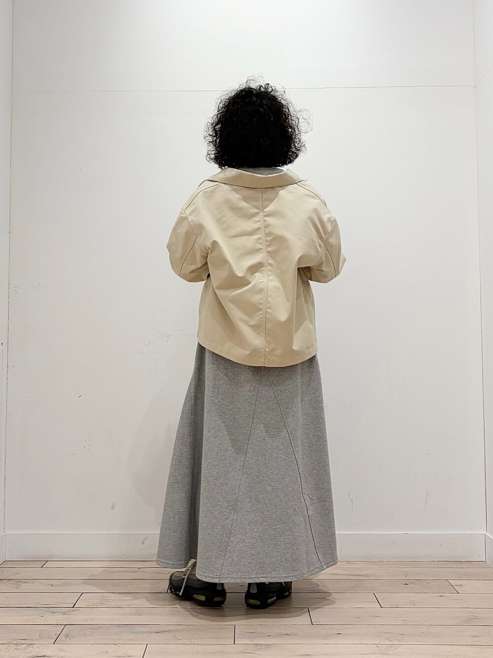 グレー系のスカート、その他のTシャツ/カットソー、ホワイト系のカバーオールを着用したレディースの春コーディネートの7枚目の写真
