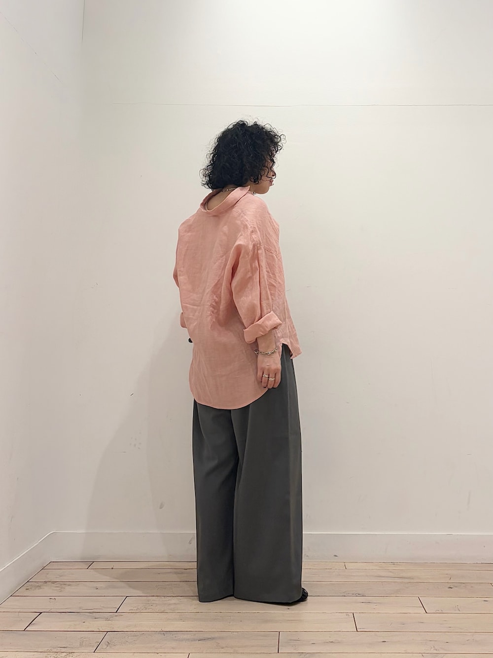 グレー系のその他パンツ、ピンク系のシャツ/ブラウスを着用したレディースの春コーディネートの4枚目の写真