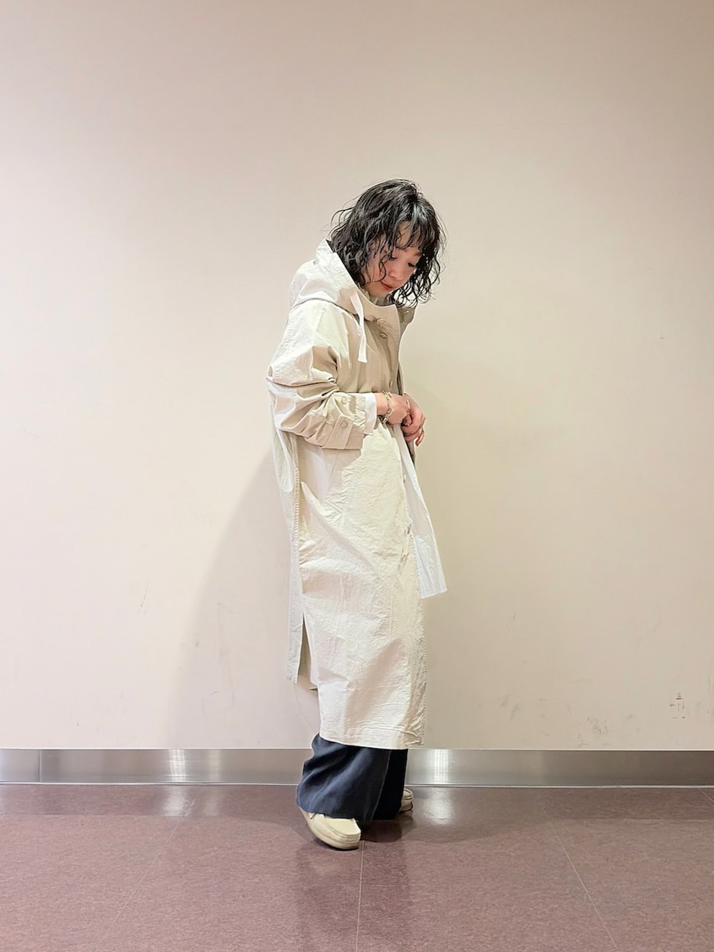 ブルー系のその他パンツ、ホワイト系のシャツ/ブラウス、ホワイト系のその他アウターを着用したレディースの冬コーディネートの5枚目の写真