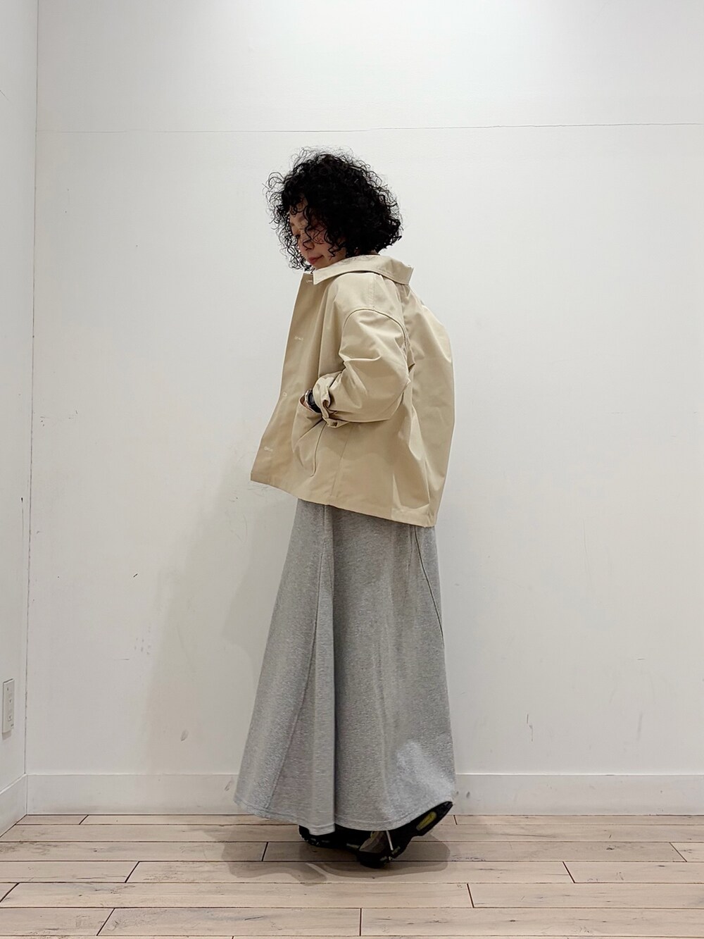 グレー系のスカート、その他のTシャツ/カットソー、ホワイト系のカバーオールを着用したレディースの春コーディネートの4枚目の写真
