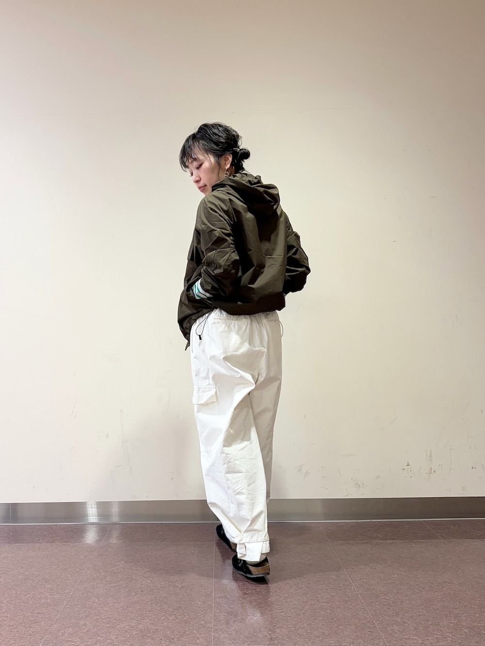 ホワイト系のその他パンツ、その他のTシャツ/カットソー、ブラウン系のテーラードジャケットを着用したレディースの冬コーディネートの4枚目の写真