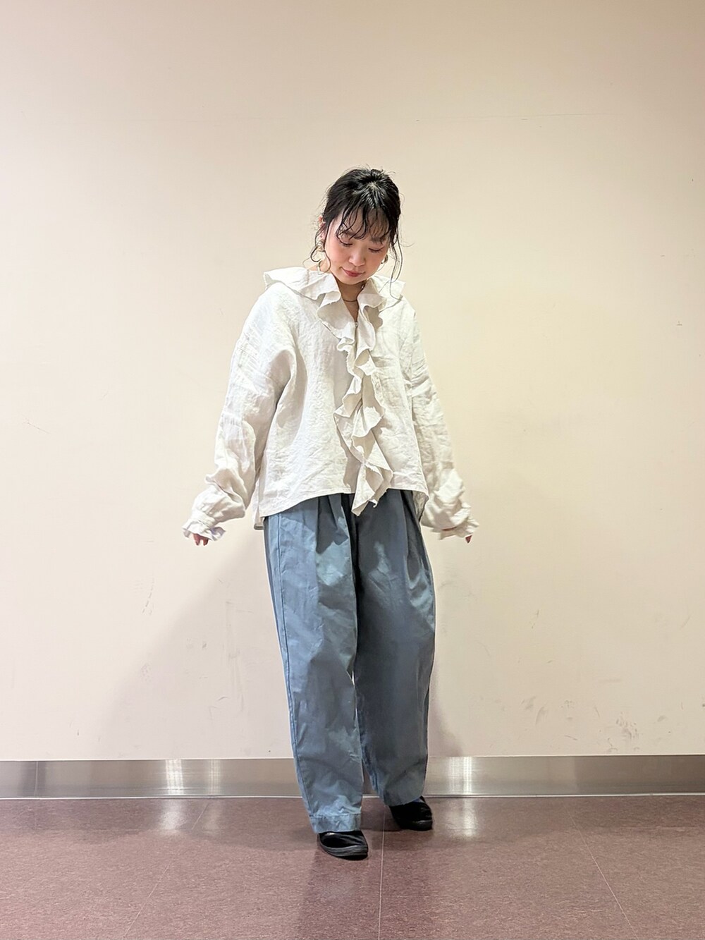 ブルー系のその他パンツ、グレー系のシャツ/ブラウスを着用したレディースの春コーディネートの2枚目の写真