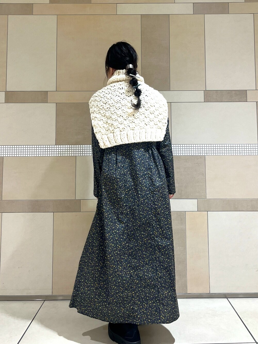 ブルー系のワンピース、ホワイト系のネックウォーマー/スヌードを着用したレディースの冬コーディネートの5枚目の写真