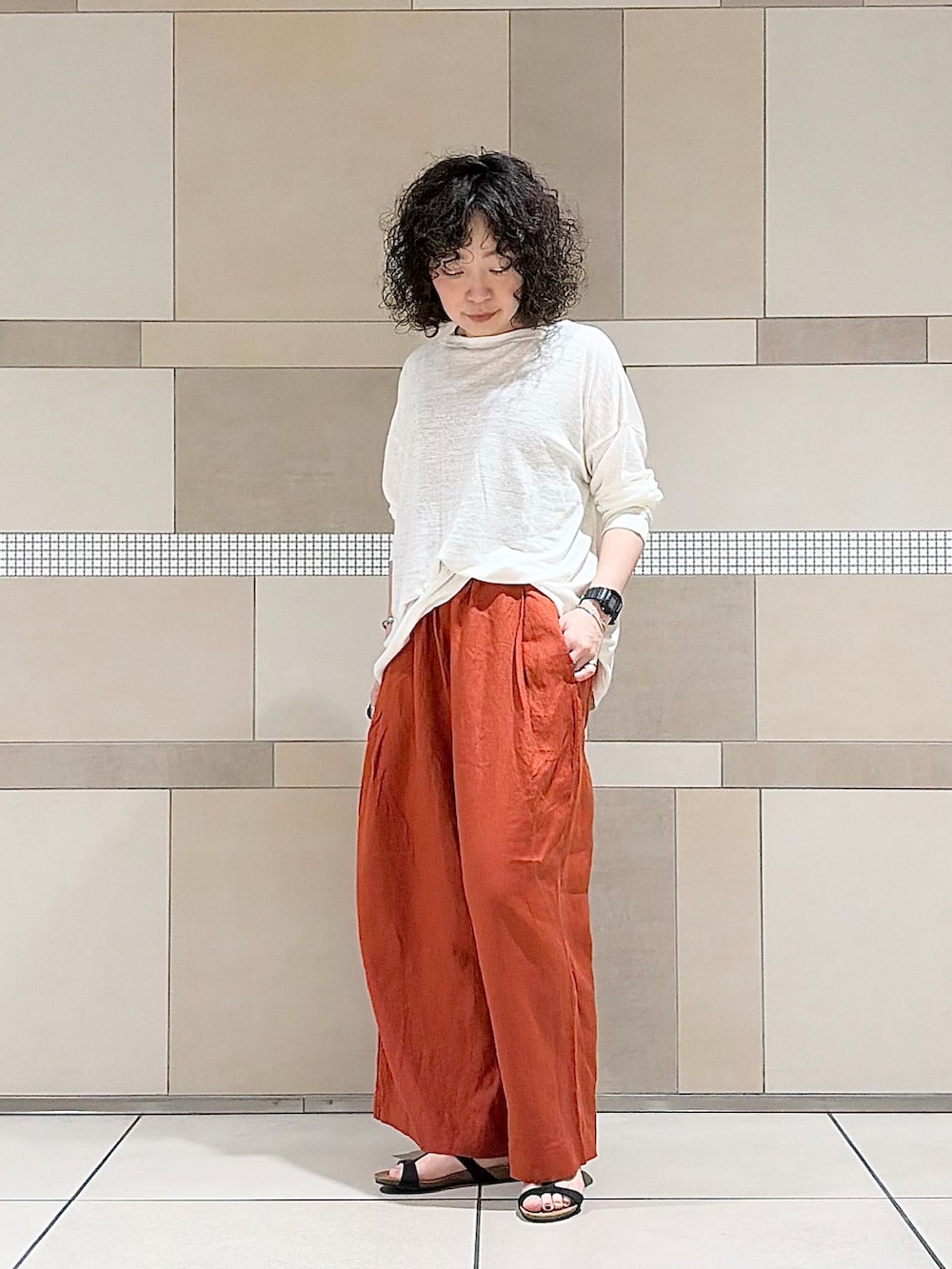 レッド系のその他パンツ、ホワイト系のTシャツ/カットソーを着用したレディースの夏コーディネートの4枚目の写真
