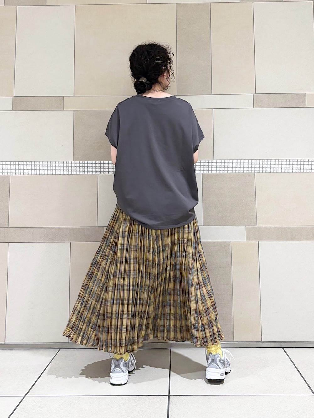 グレー系のスニーカー、イエロー系のスカート、グレー系のTシャツ/カットソーを着用したレディースの春コーディネートの7枚目の写真