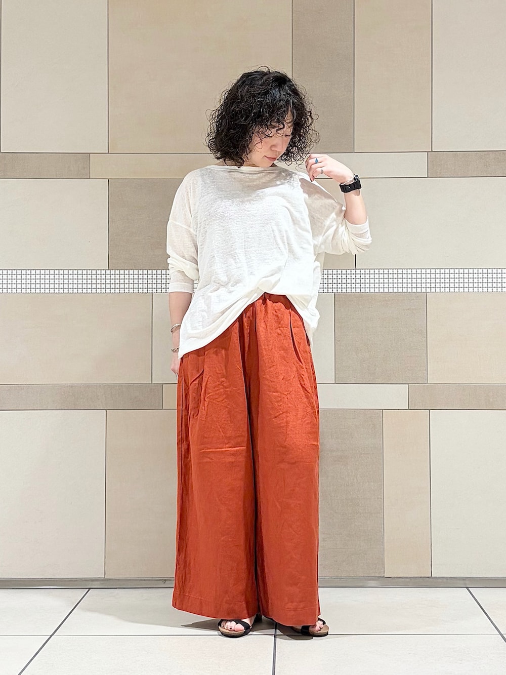 レッド系のその他パンツ、ホワイト系のTシャツ/カットソーを着用したレディースの夏コーディネートの2枚目の写真
