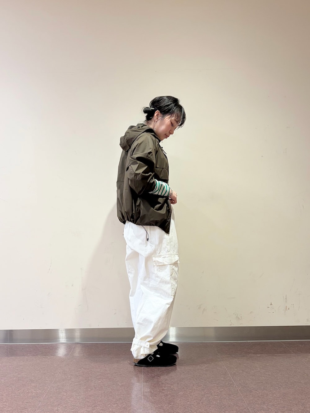 ホワイト系のその他パンツ、その他のTシャツ/カットソー、ブラウン系のテーラードジャケットを着用したレディースの冬コーディネートの3枚目の写真