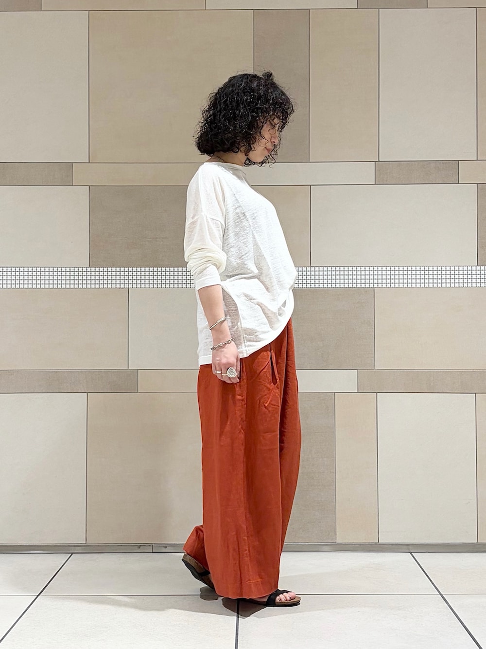 レッド系のその他パンツ、ホワイト系のTシャツ/カットソーを着用したレディースの夏コーディネートの6枚目の写真