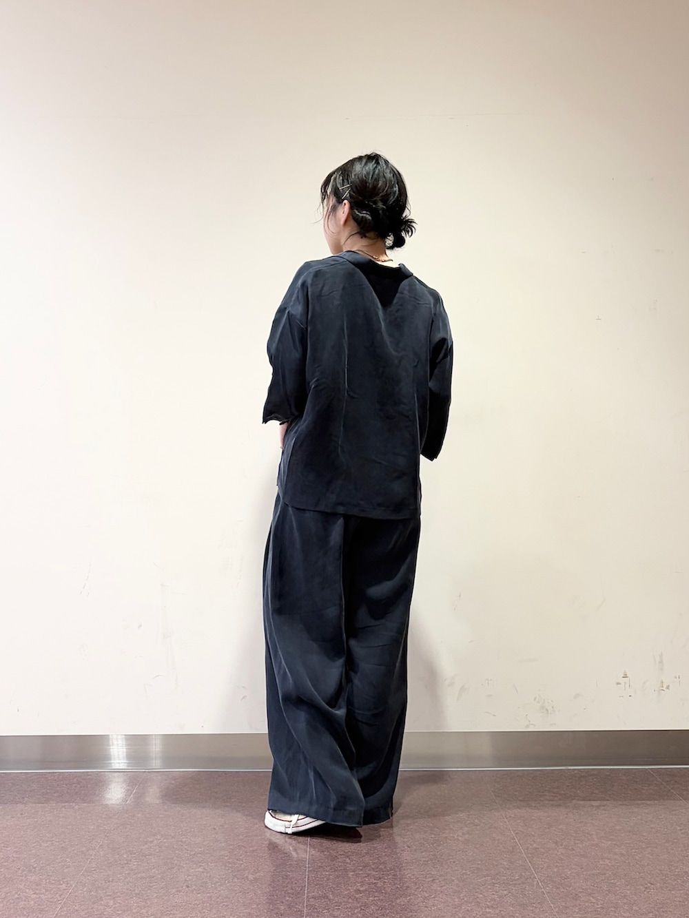 ブルー系のその他パンツ、ブルー系のシャツ/ブラウスを着用したレディースの春コーディネートの7枚目の写真