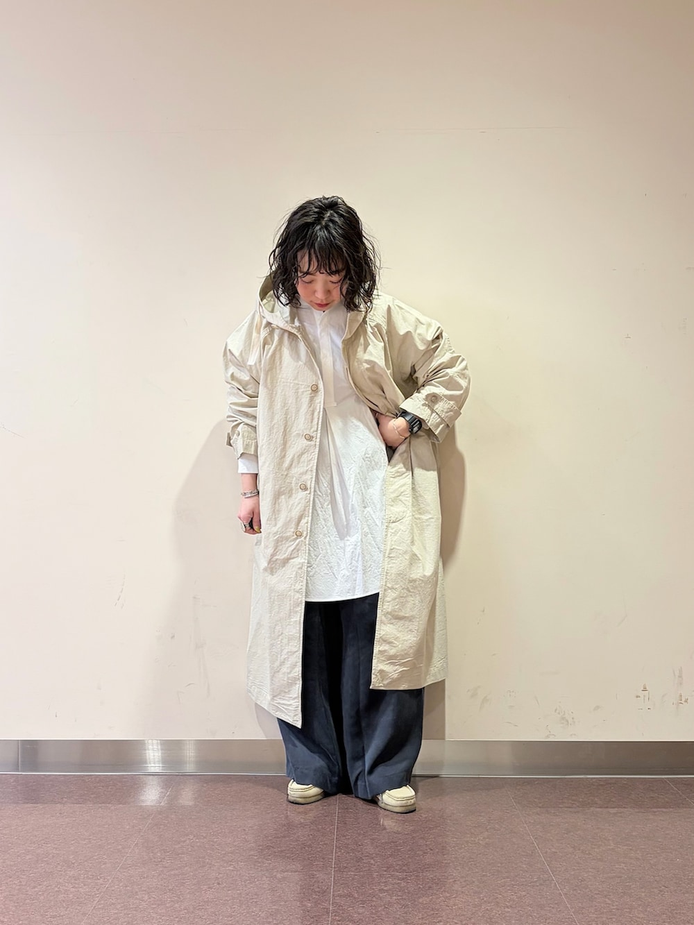 ブルー系のその他パンツ、ホワイト系のシャツ/ブラウス、ホワイト系のその他アウターを着用したレディースの冬コーディネートの3枚目の写真