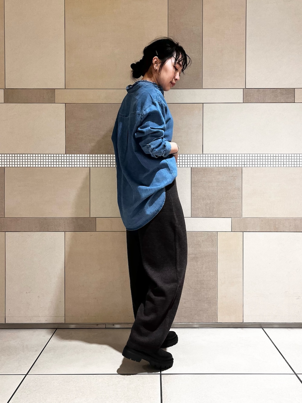 ブラウン系のその他パンツ、ブルー系のシャツ/ブラウスを着用したレディースの秋コーディネートの4枚目の写真