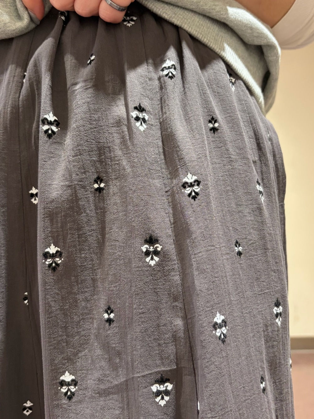 グレー系のスカート、ブルー系のスウェットを着用したレディースの春コーディネートの7枚目の写真