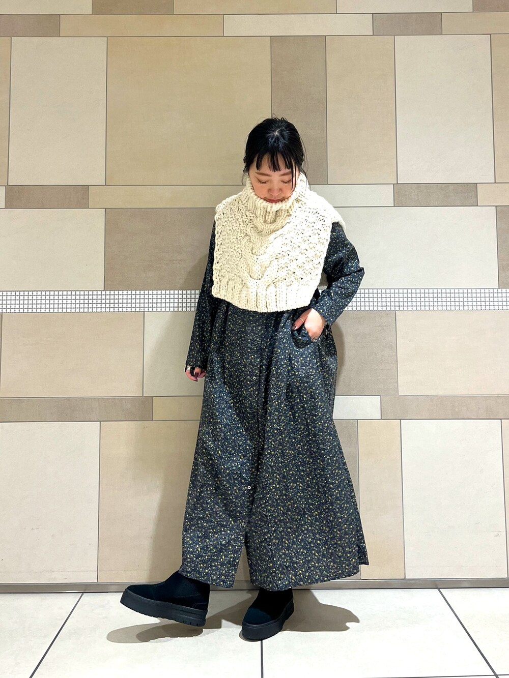 ブルー系のワンピース、ホワイト系のネックウォーマー/スヌードを着用したレディースの冬コーディネートの2枚目の写真