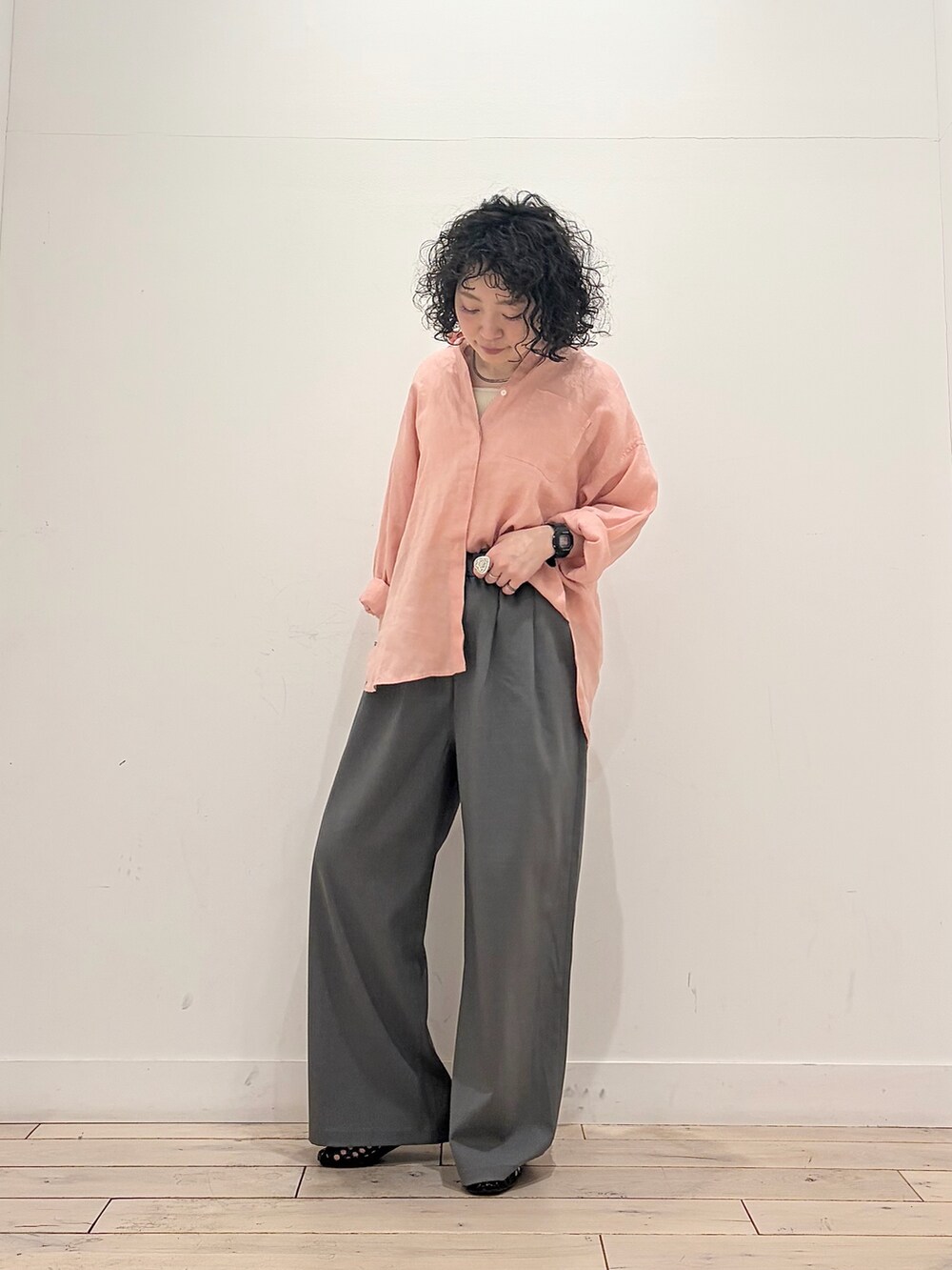 グレー系のその他パンツ、ピンク系のシャツ/ブラウスを着用したレディースの春コーディネートの5枚目の写真