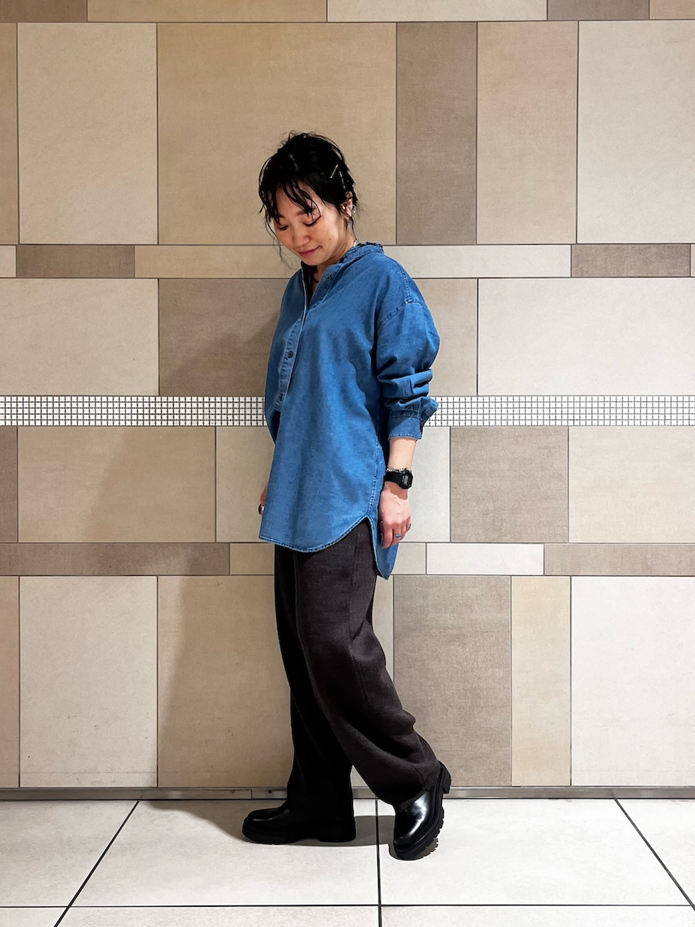 ブラウン系のその他パンツ、ブルー系のシャツ/ブラウスを着用したレディースの秋コーディネートの5枚目の写真