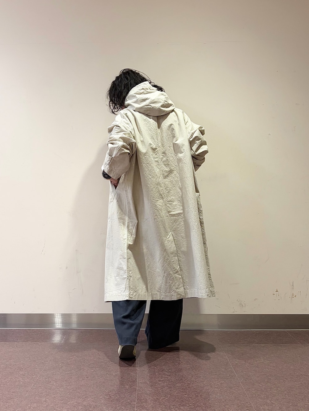 ブルー系のその他パンツ、ホワイト系のシャツ/ブラウス、ホワイト系のその他アウターを着用したレディースの冬コーディネートの9枚目の写真