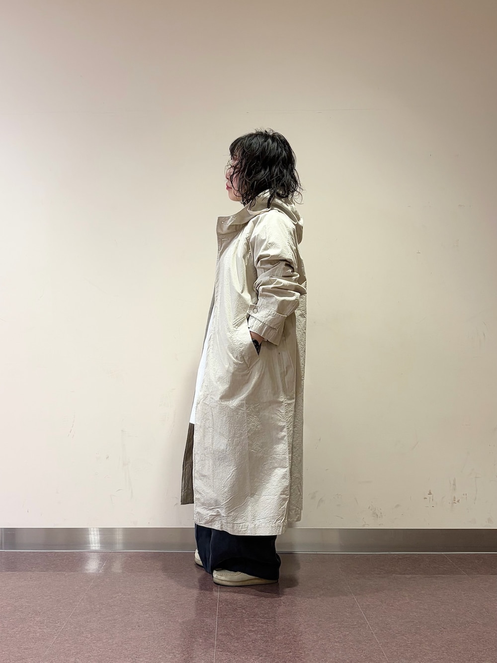 ブルー系のその他パンツ、ホワイト系のシャツ/ブラウス、ホワイト系のその他アウターを着用したレディースの冬コーディネートの7枚目の写真