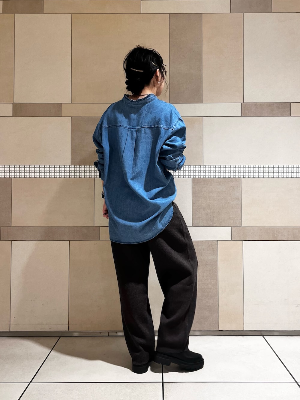 ブラウン系のその他パンツ、ブルー系のシャツ/ブラウスを着用したレディースの秋コーディネートの8枚目の写真