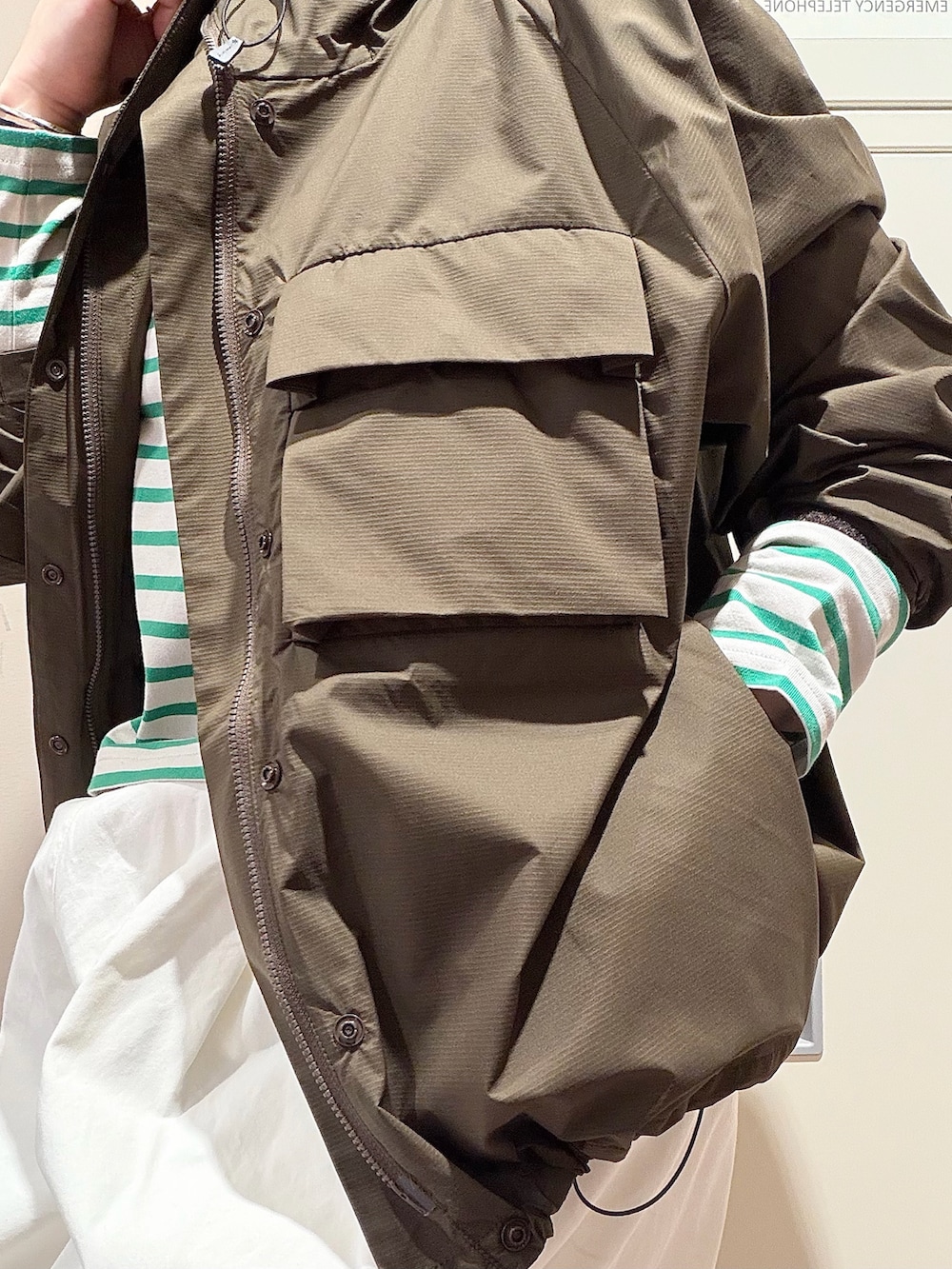 ホワイト系のその他パンツ、その他のTシャツ/カットソー、ブラウン系のテーラードジャケットを着用したレディースの冬コーディネートの6枚目の写真