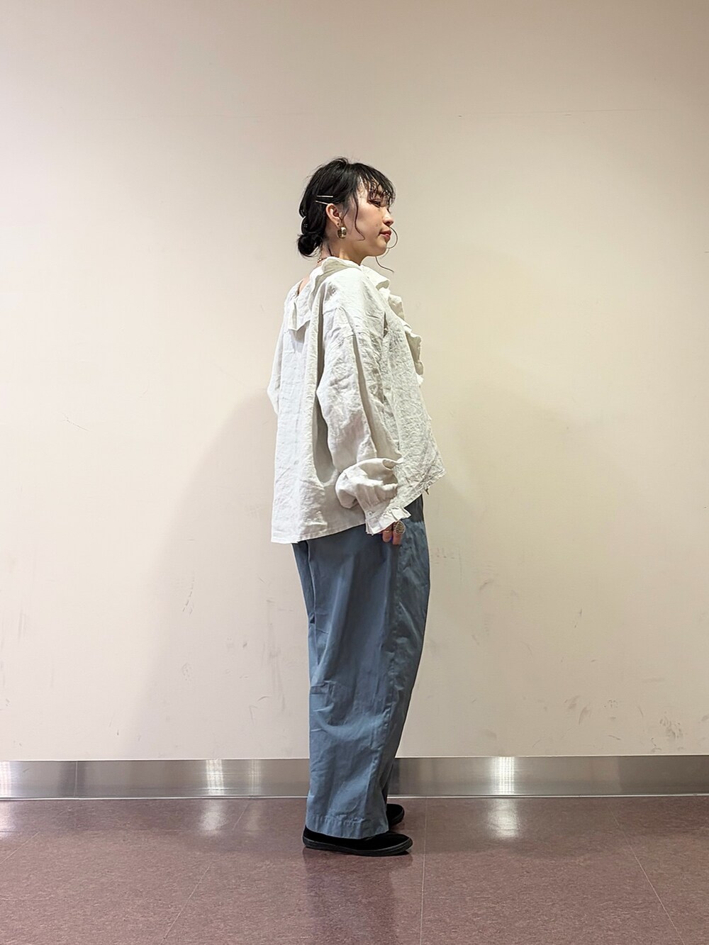 ブルー系のその他パンツ、グレー系のシャツ/ブラウスを着用したレディースの春コーディネートの3枚目の写真