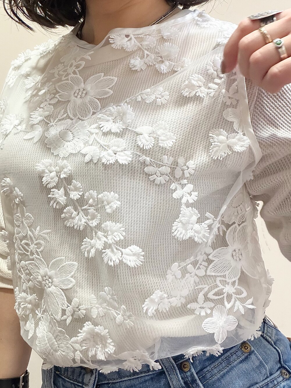 ホワイト系のスニーカー、ブルー系のデニムパンツ、ホワイト系のタンクトップを着用したレディースの春コーディネートの9枚目の写真