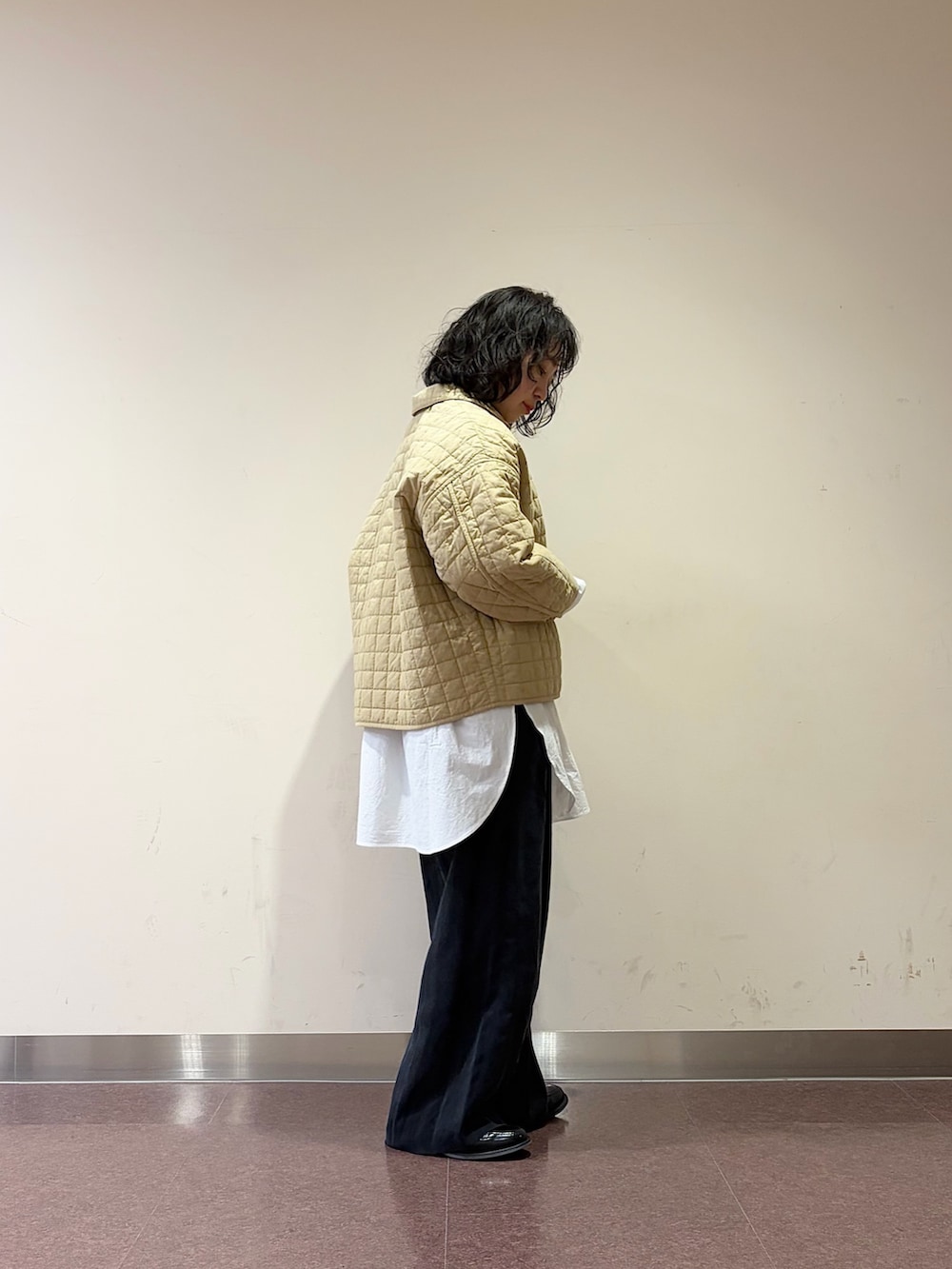 ブラック系のその他パンツ、ホワイト系のシャツ/ブラウス、ブラック系のベストを着用したレディースの冬コーディネートの4枚目の写真