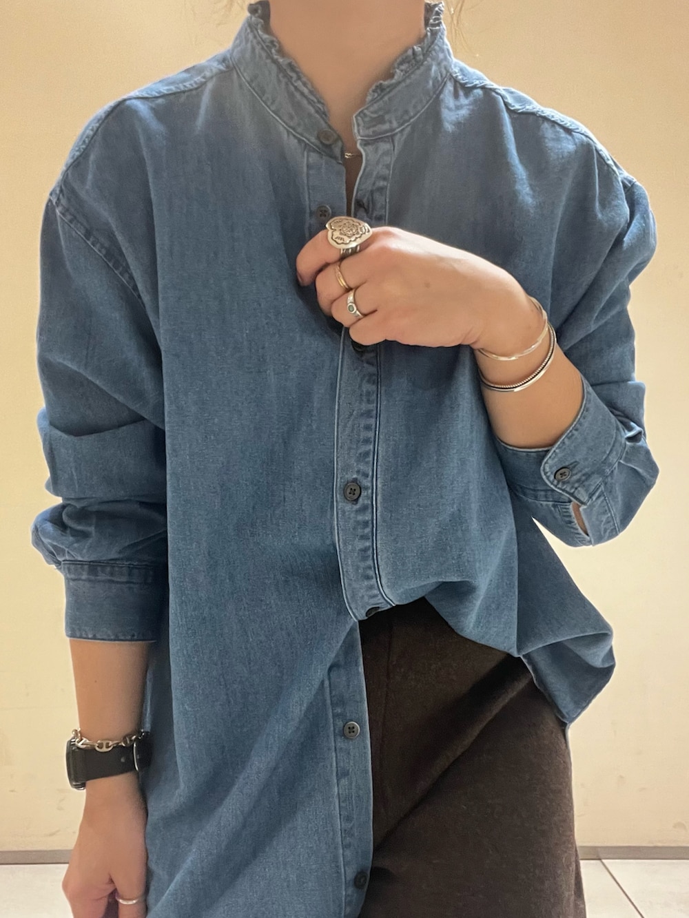 ブラウン系のその他パンツ、ブルー系のシャツ/ブラウスを着用したレディースの秋コーディネートの9枚目の写真