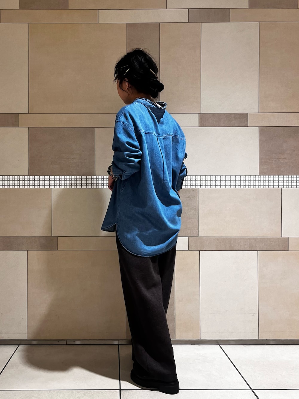 ブラウン系のその他パンツ、ブルー系のシャツ/ブラウスを着用したレディースの秋コーディネートの7枚目の写真