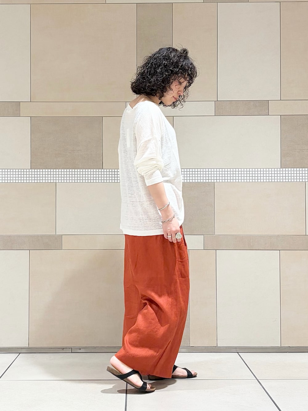 レッド系のその他パンツ、ホワイト系のTシャツ/カットソーを着用したレディースの夏コーディネートの7枚目の写真