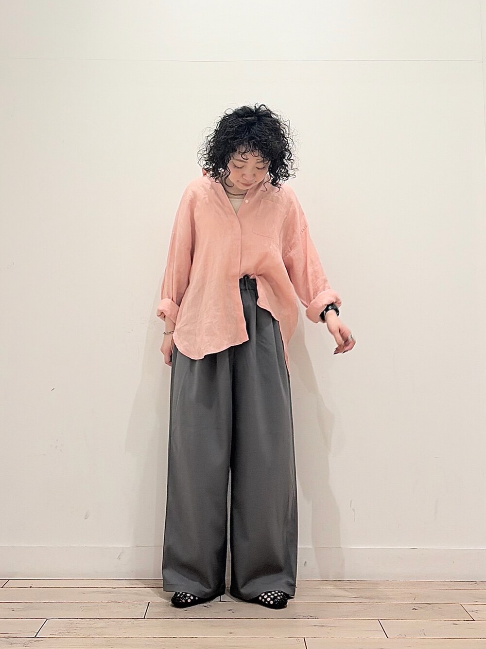 グレー系のその他パンツ、ピンク系のシャツ/ブラウスを着用したレディースの春コーディネートの2枚目の写真