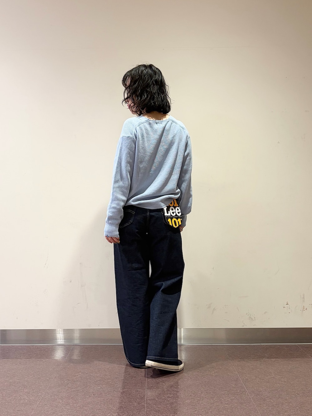 ブルー系のデニムパンツ、ブルー系のニット/セーターを着用したレディースの冬コーディネートの5枚目の写真