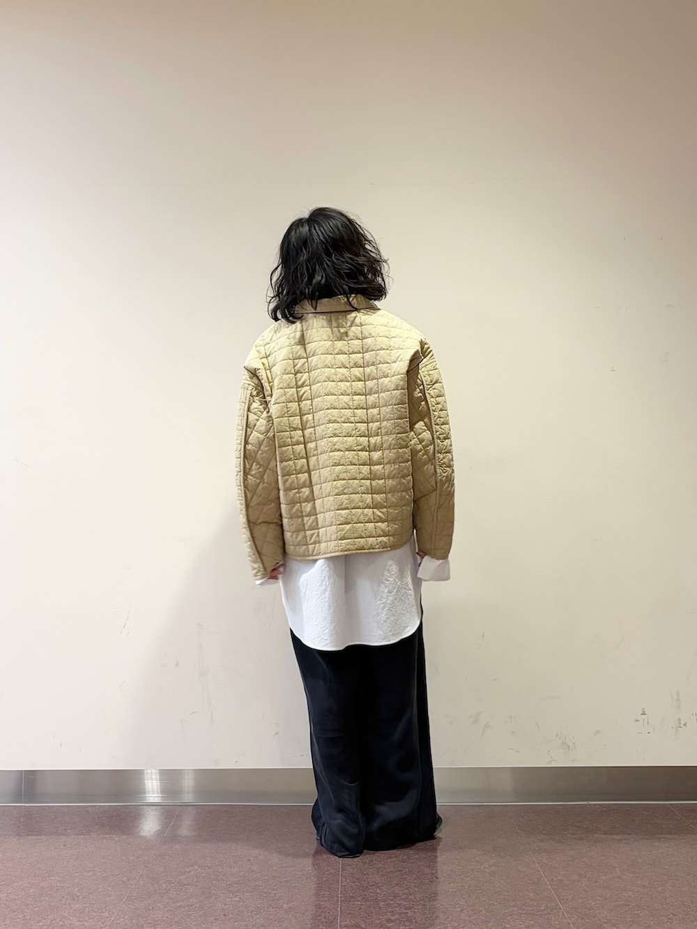 ブラック系のその他パンツ、ホワイト系のシャツ/ブラウス、ブラック系のベストを着用したレディースの冬コーディネートの7枚目の写真