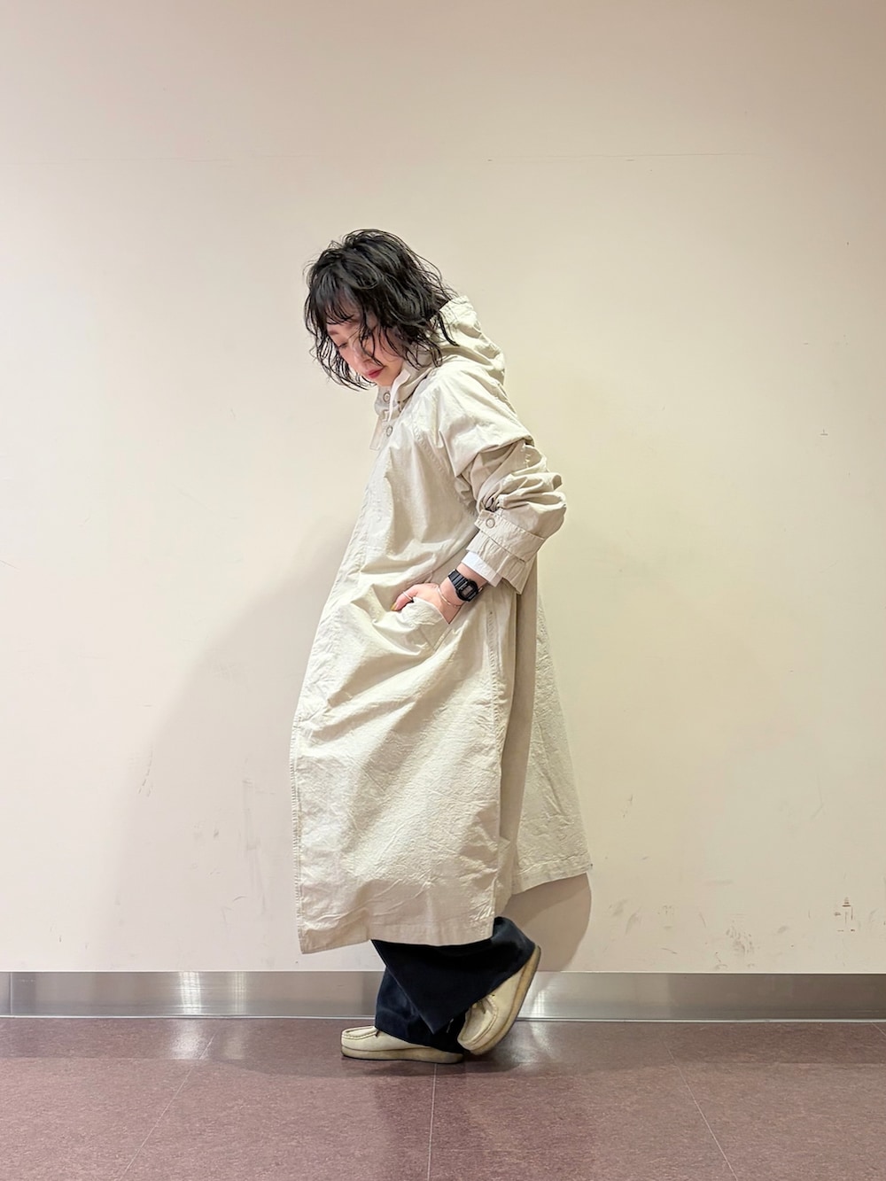 ブルー系のその他パンツ、ホワイト系のシャツ/ブラウス、ホワイト系のその他アウターを着用したレディースの冬コーディネートの6枚目の写真